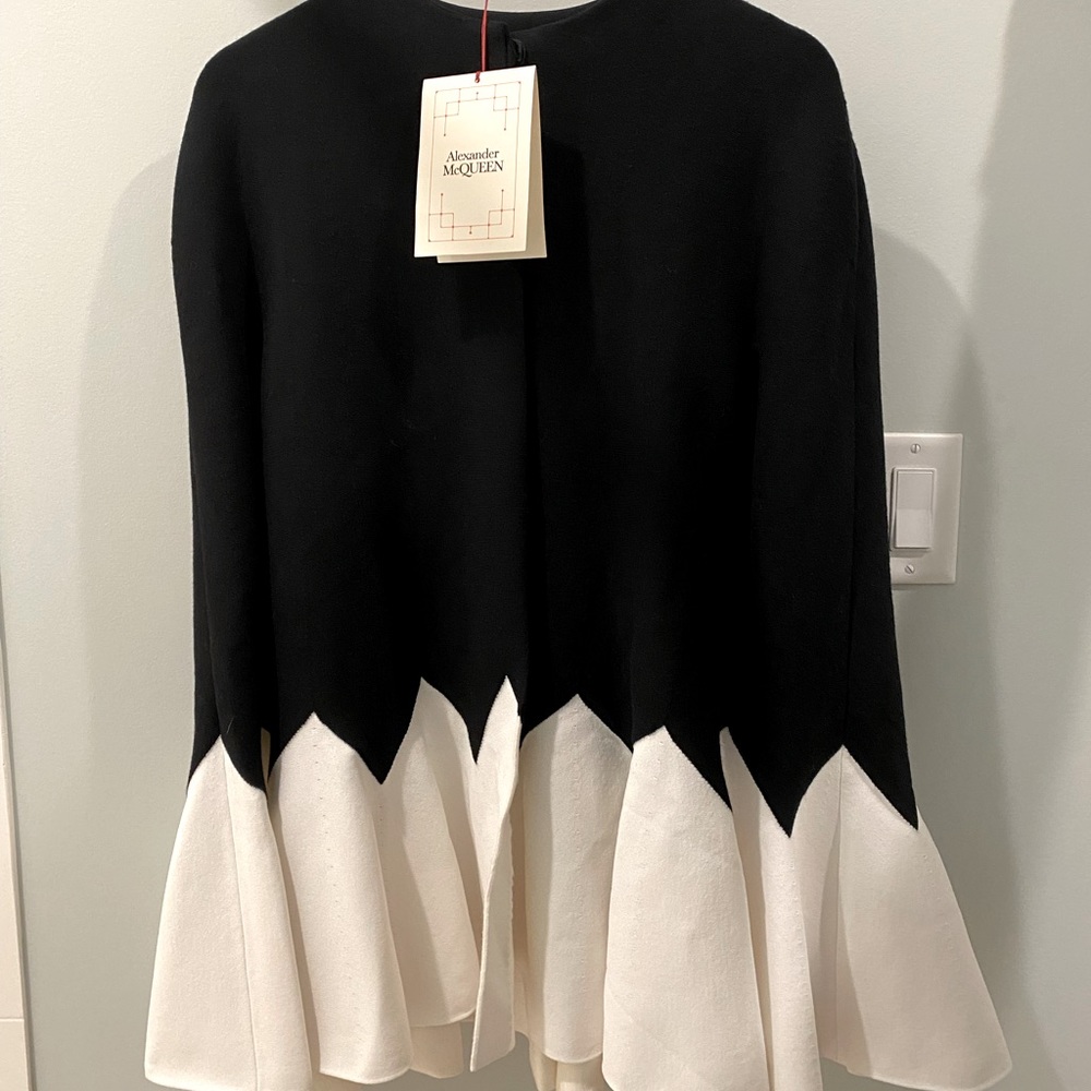 Alexander McQueen ZigZag Flared
Cape - Black - Capes